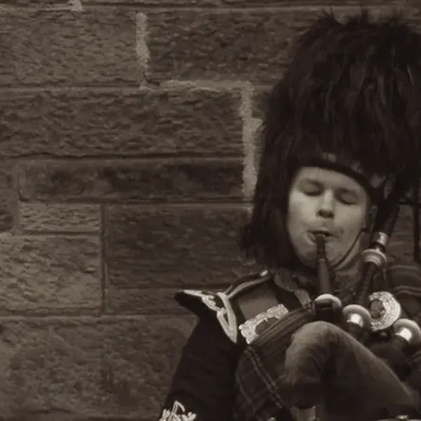 /images/page/bagpiper.webp