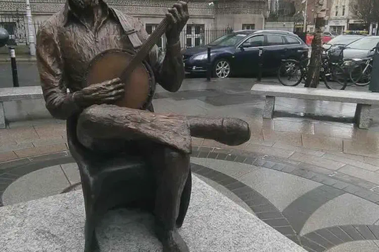 Luke Kelly, lead vocalist and 5-string banjo member of the Dubliners, dies