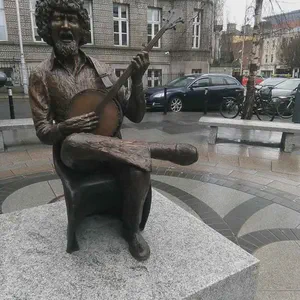 Luke Kelly, lead vocalist and 5-string banjo member of the Dubliners, dies